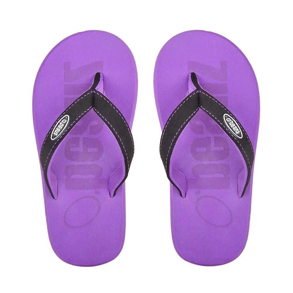

with a classic design this pair of trendy flip flops