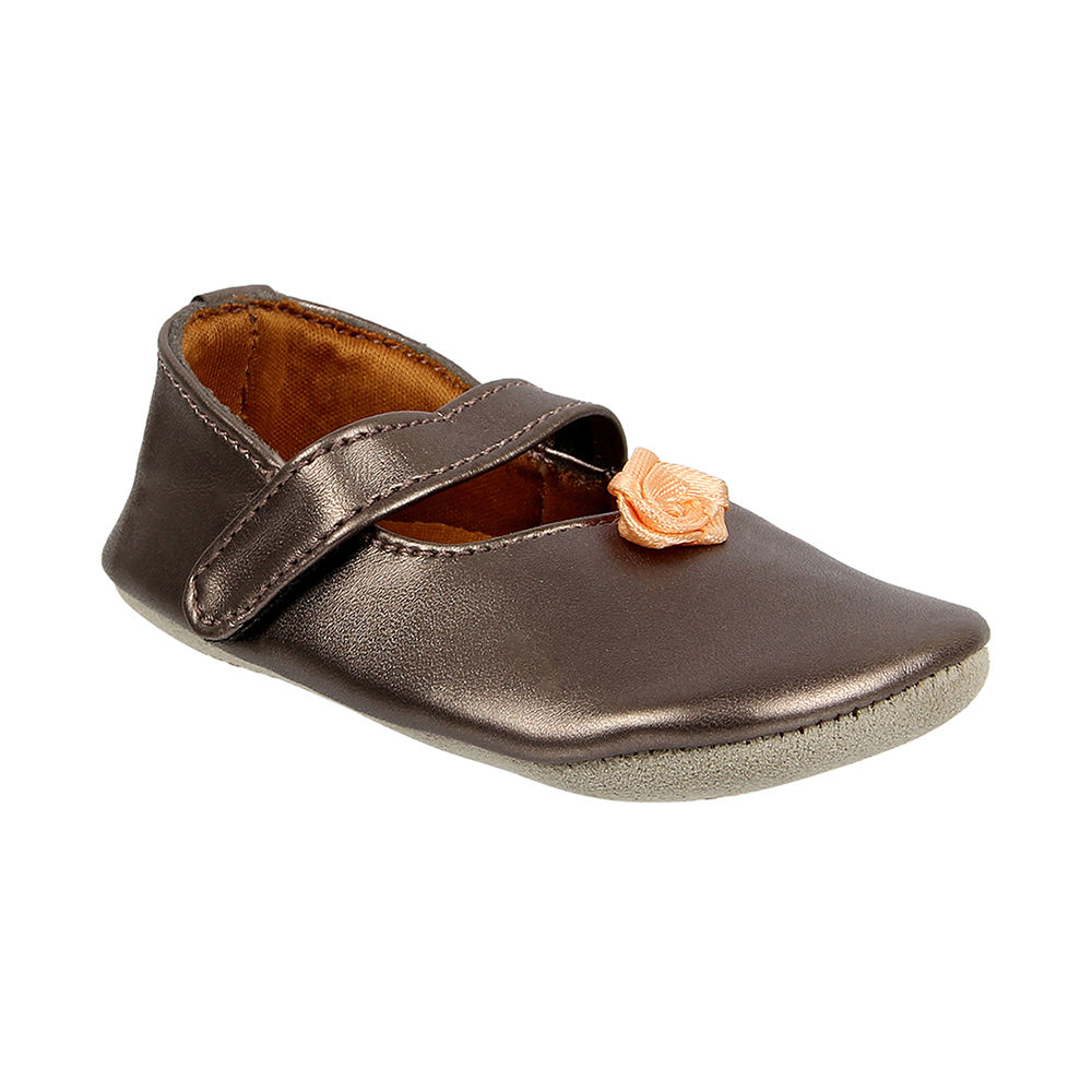 

features fastening strap material synthetic leather sole material rubber the