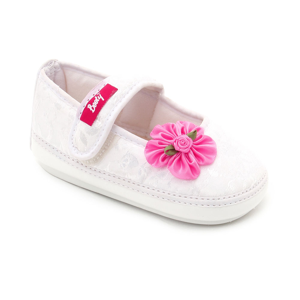 

features makes noise while walking strap closure comfortable to wear