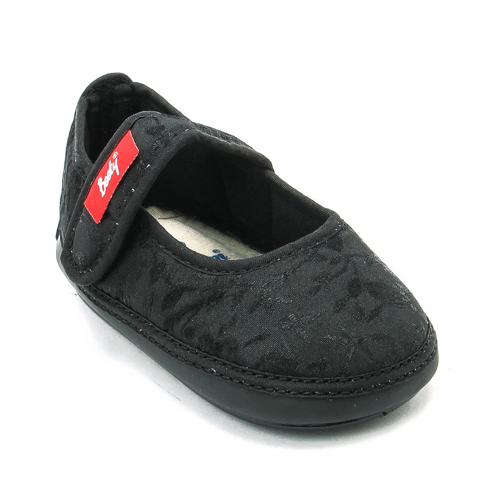 

features makes noise while walking strap closure comfortable to wear
