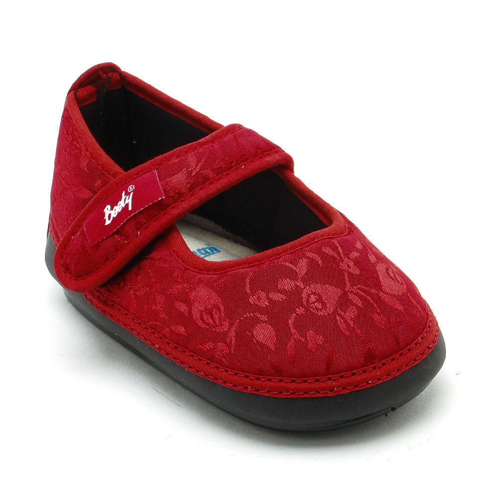 

features makes noise while walking strap closure comfortable to wear