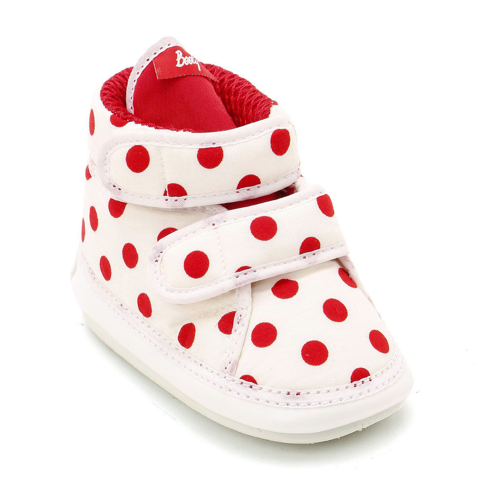 

features makes noise while walking strap closure comfortable to wear