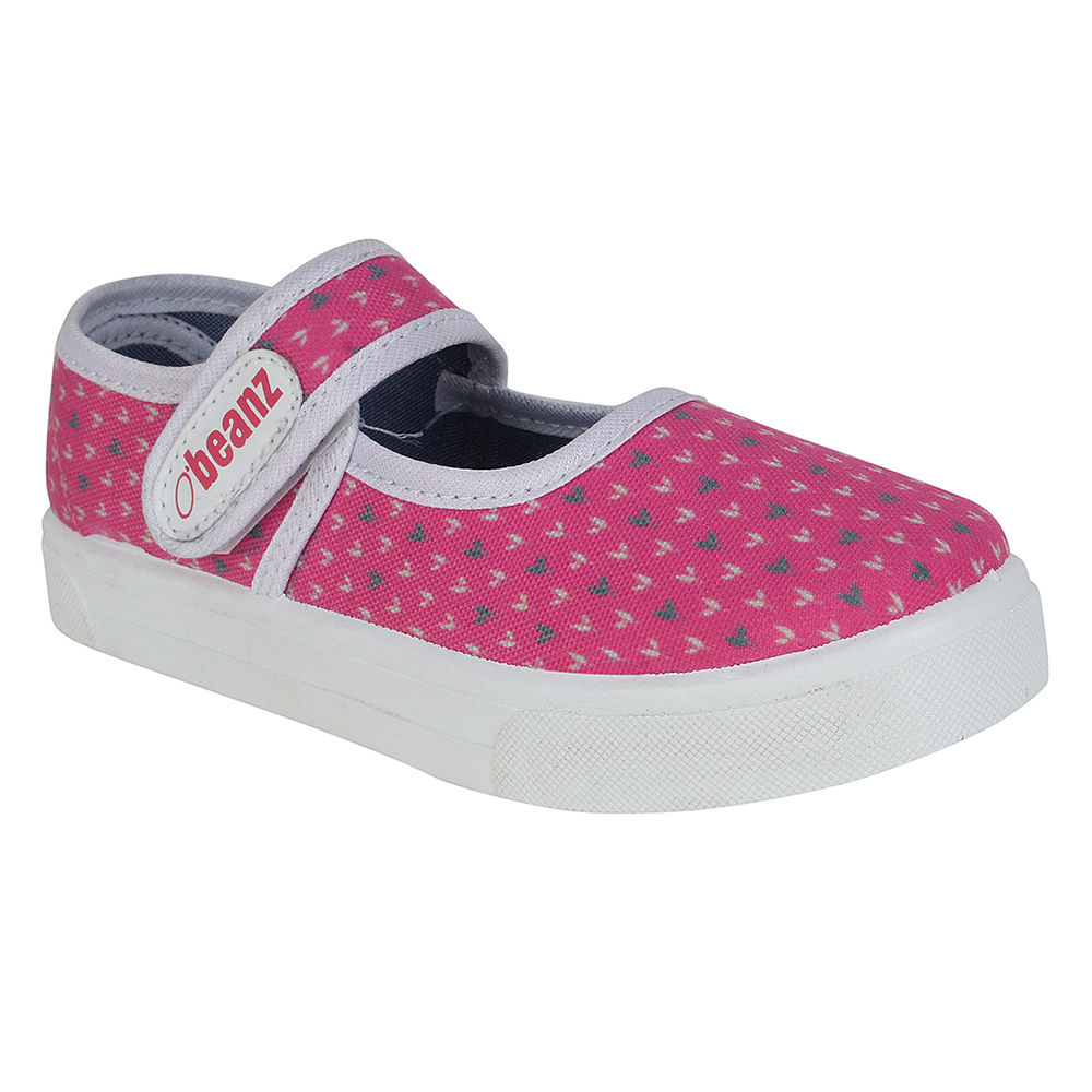 

features fastening strap upper materiel canvas sole material pvc in