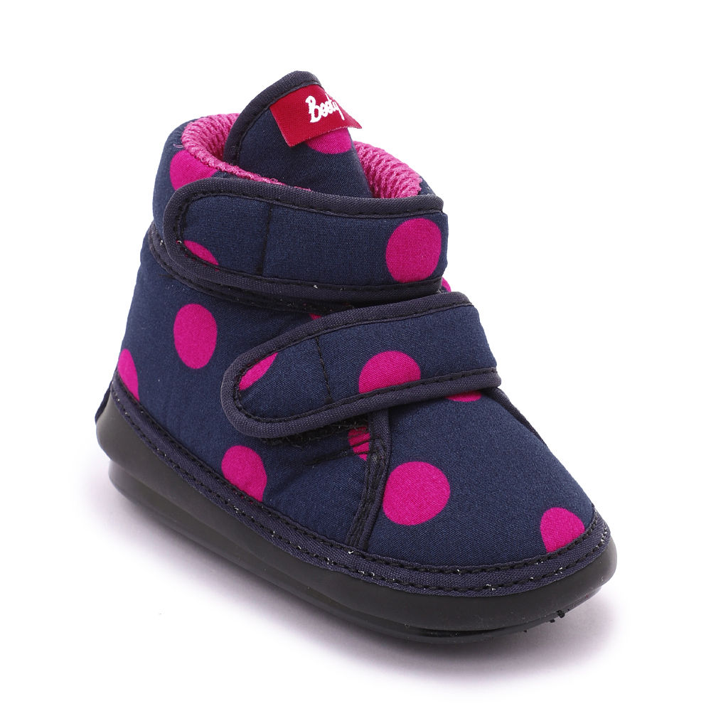 

features material composition foam padded fabrics makes noise while walking
