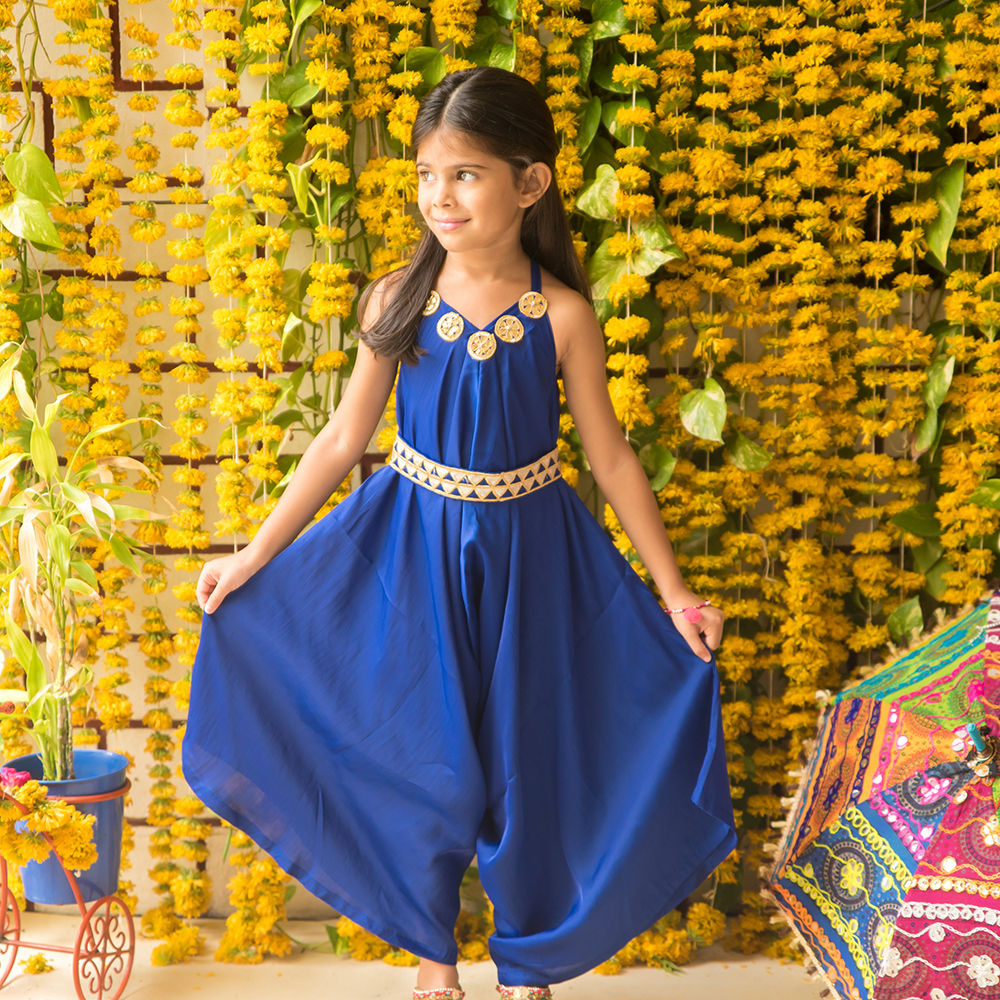 

features material silk the actual product may differ slightly in