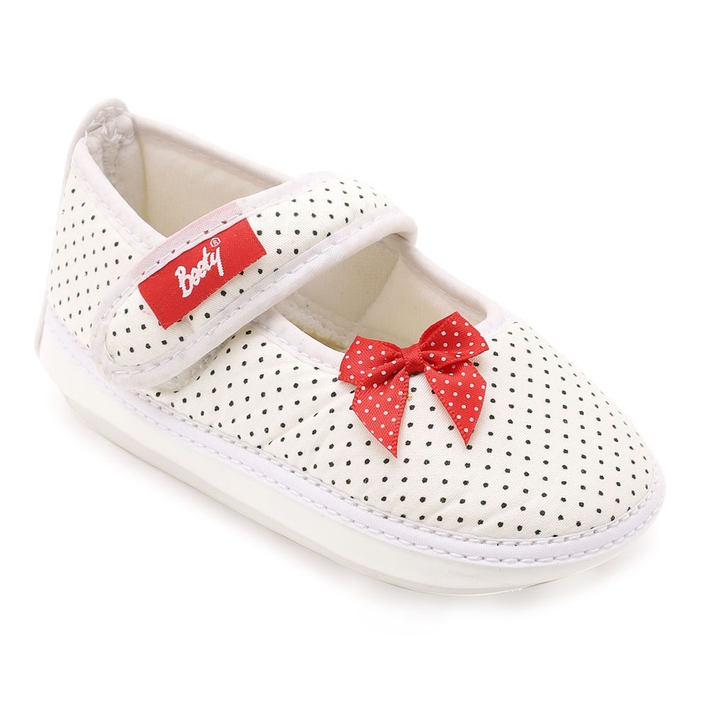 

features material composition foam padded fabrics makes noise while walking