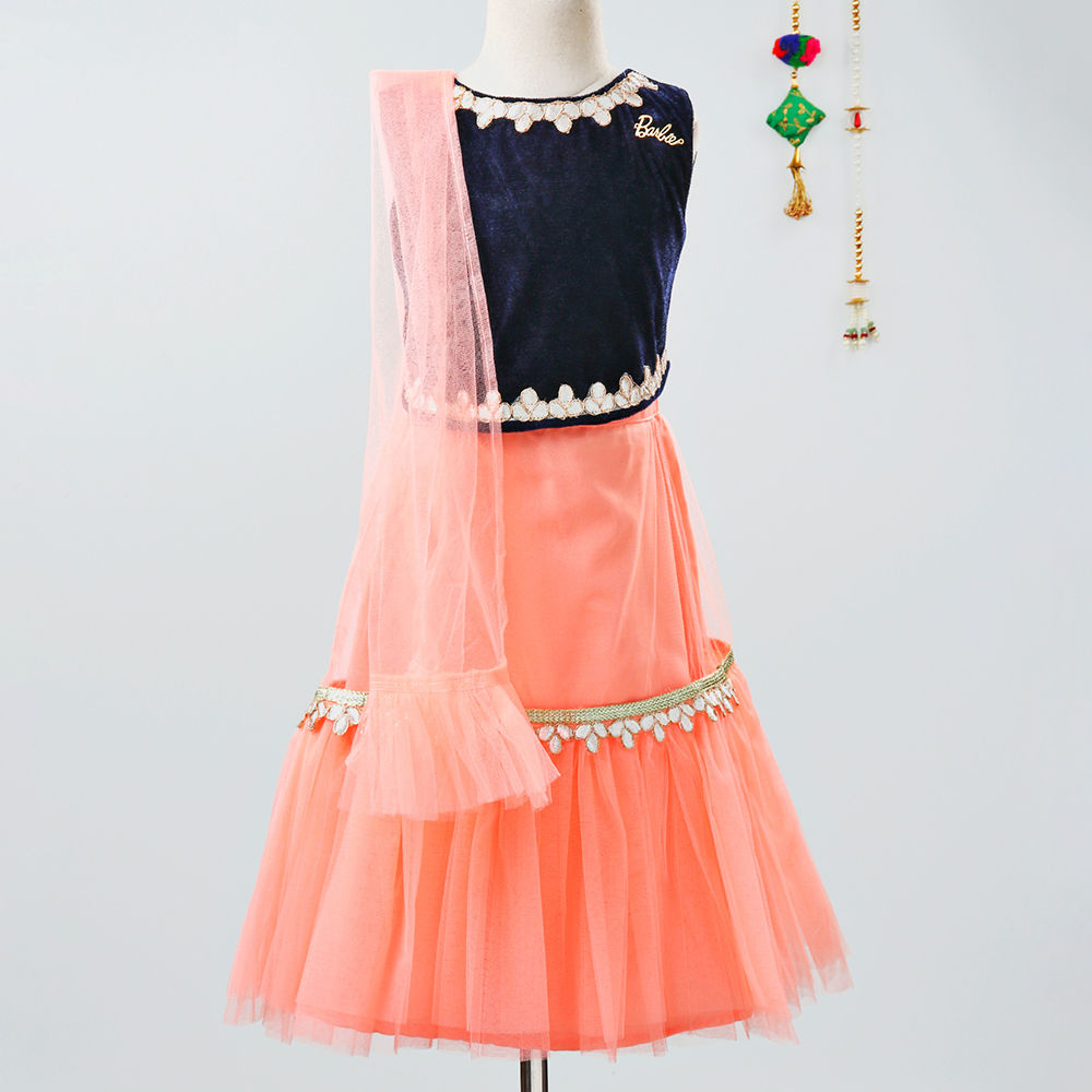 

features material 20 percent velvet 50 percent net 30 percent