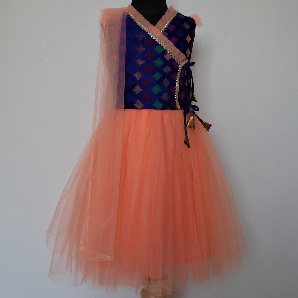 

features material composition 40 cotton silk and 60 net the