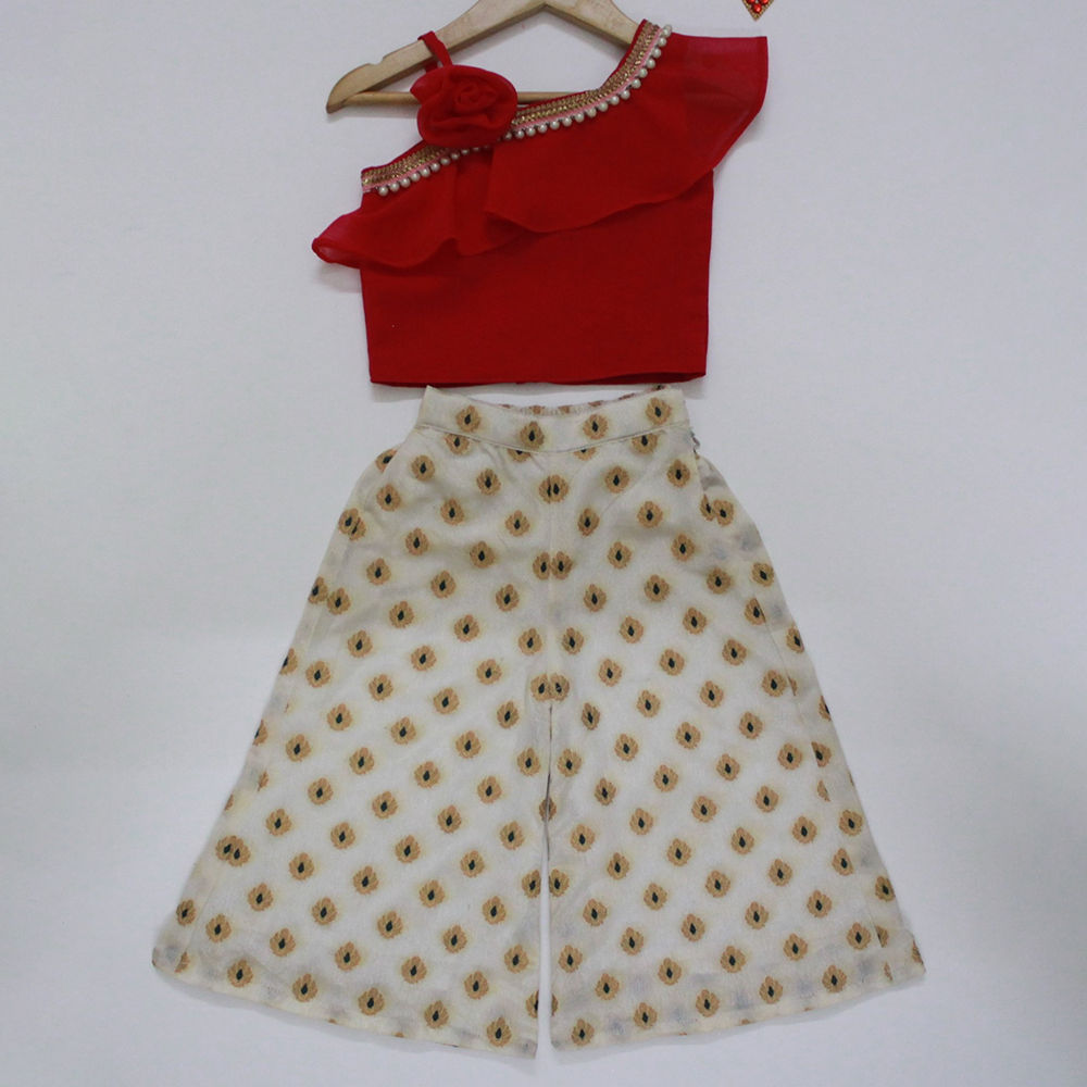 

features material composition 40 brocade 30 georgette 30 crepe the