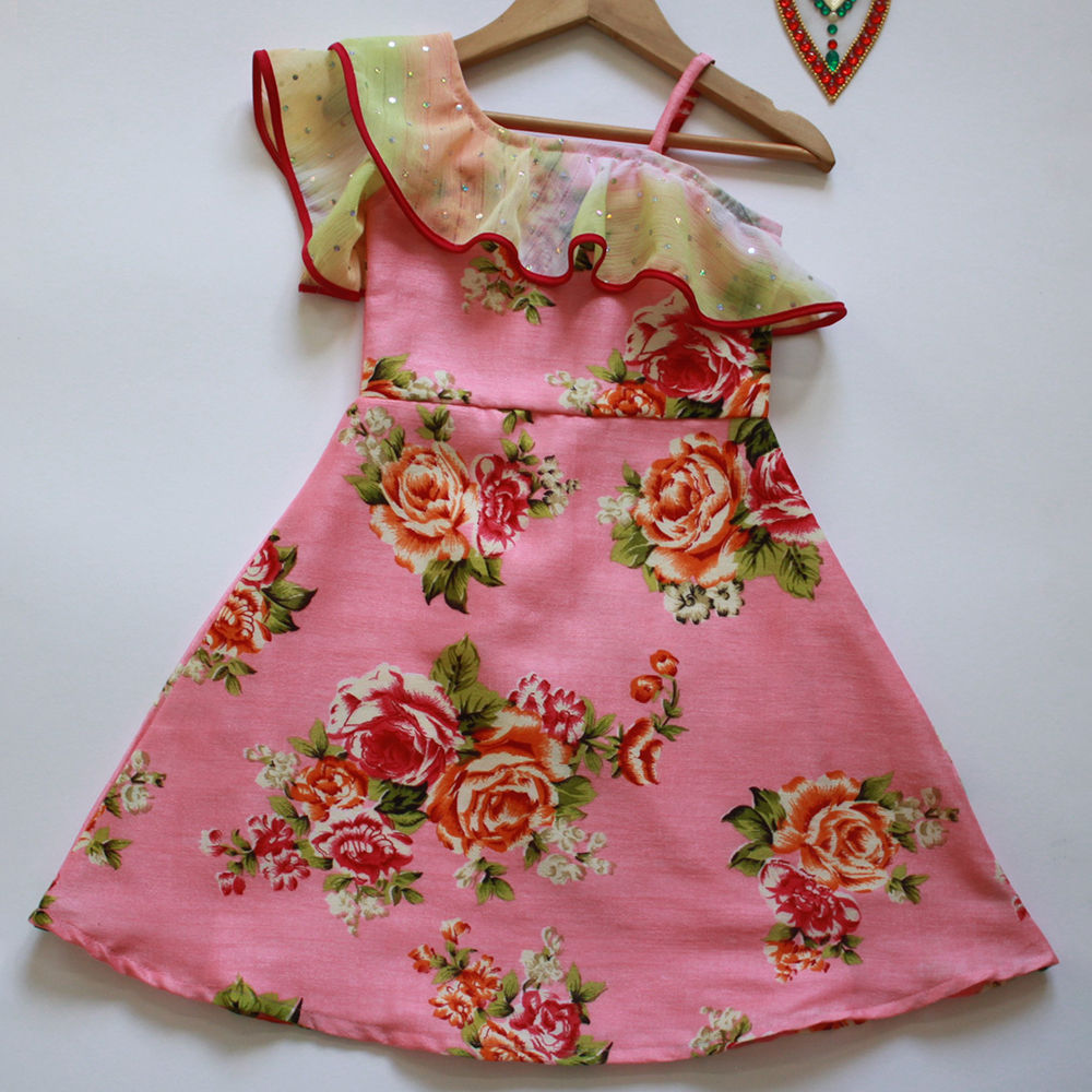 

features material composition 60 art silk 40 crepe the actual