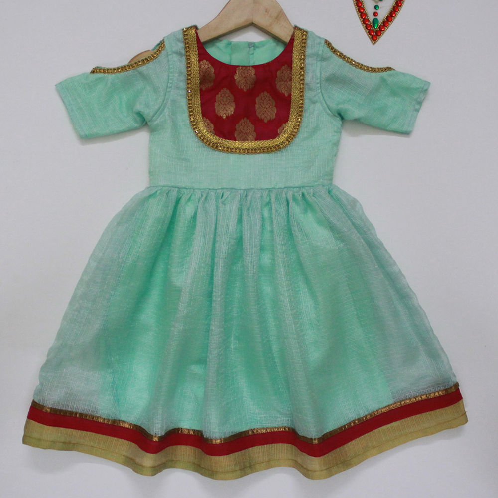 

features material composition 10 brocade 50 kota silk 40 crepe