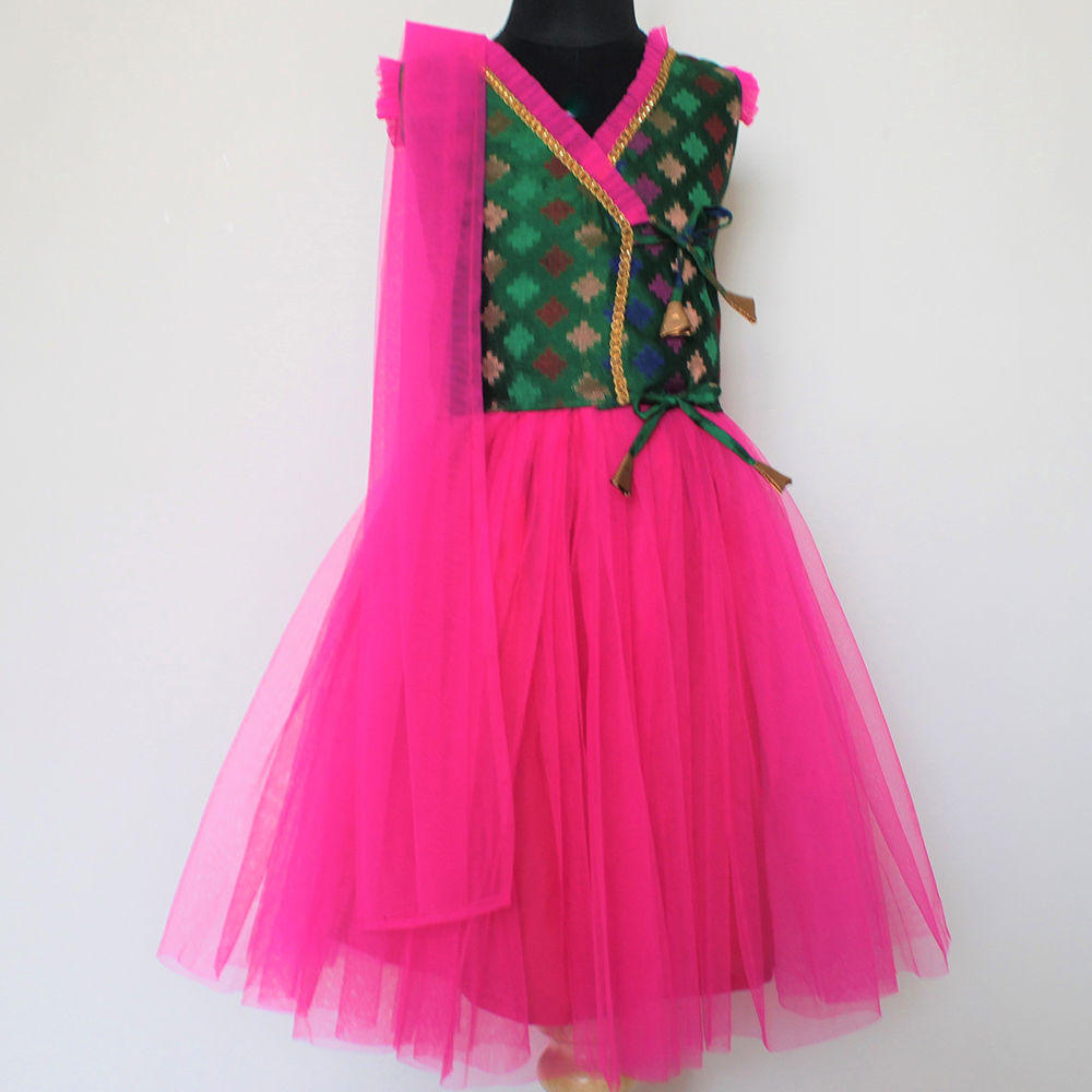 

features material composition 40 cotton silk and 60 net the