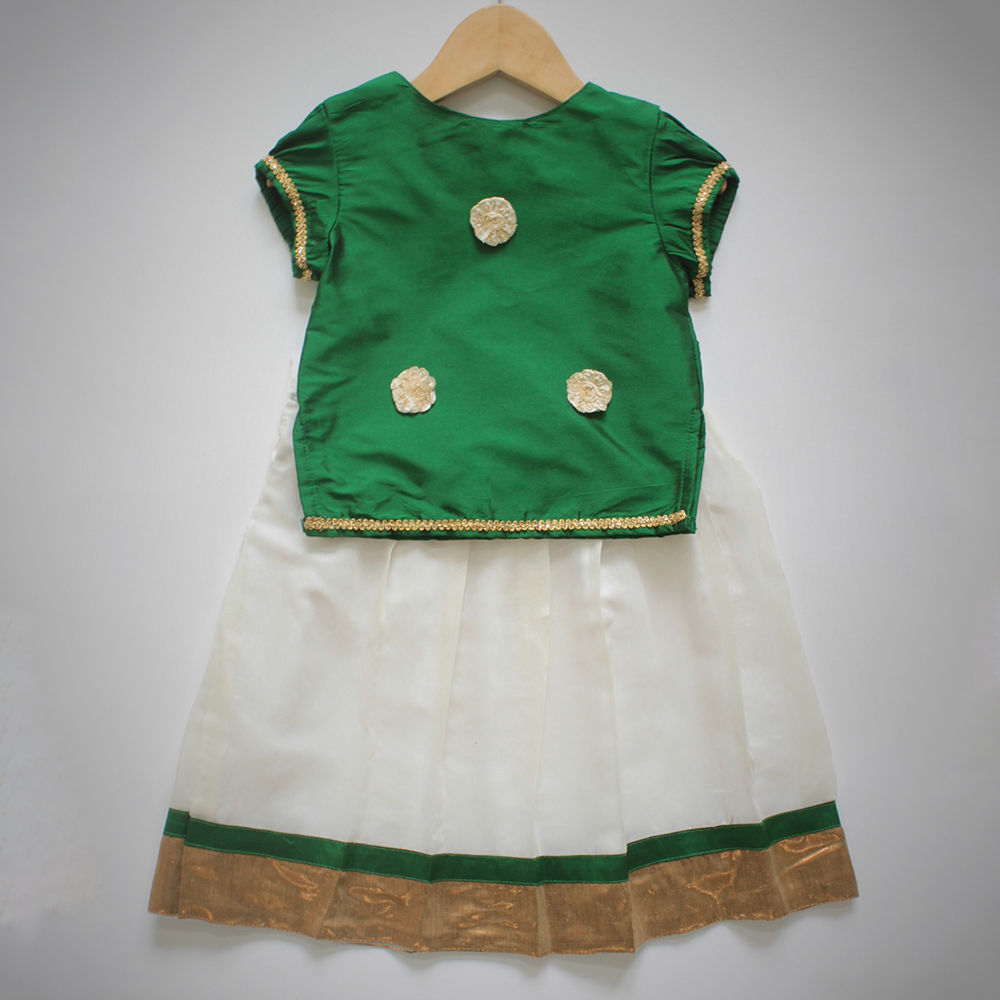 

features material 60 tafetta and 40 chanderi the actual product