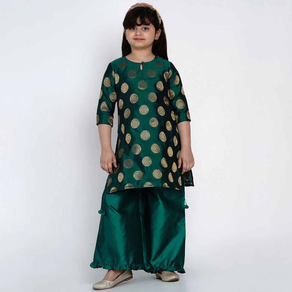 

features material silk blend the actual product may differ slightly