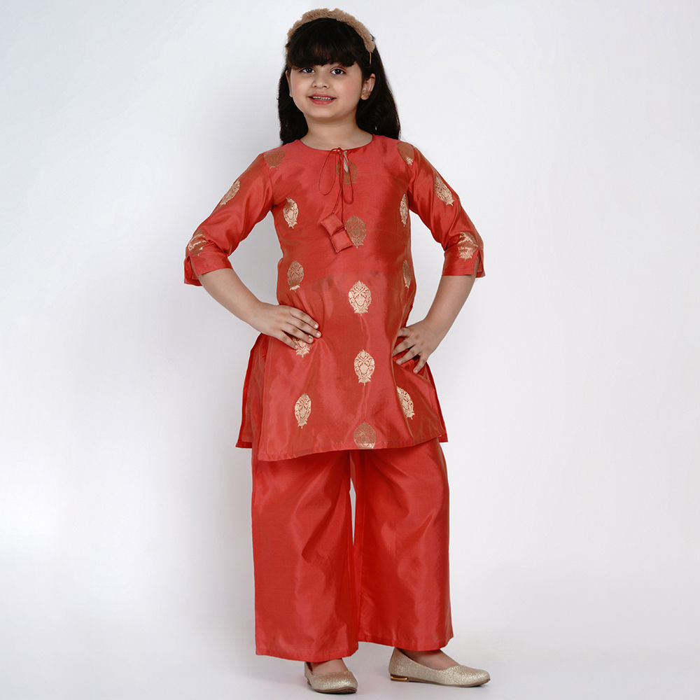 

features material silk blend the actual product may differ slightly