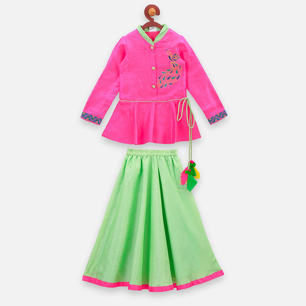 

features material silk the actual product may differ slightly in