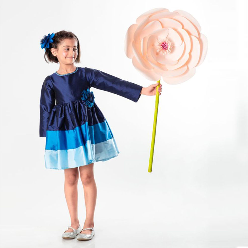 

features material poly taffeta with 100 cotton lining the actual