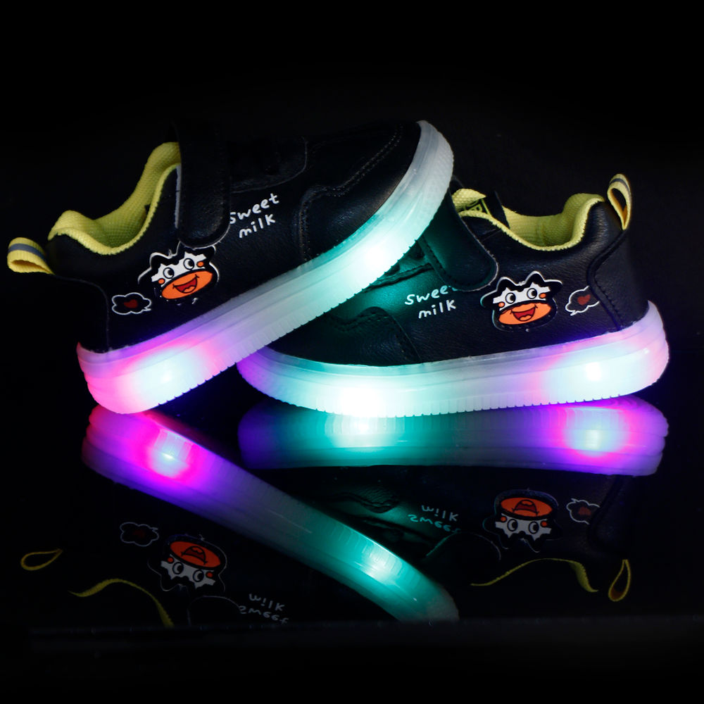 

features led lights are added in the out sole material