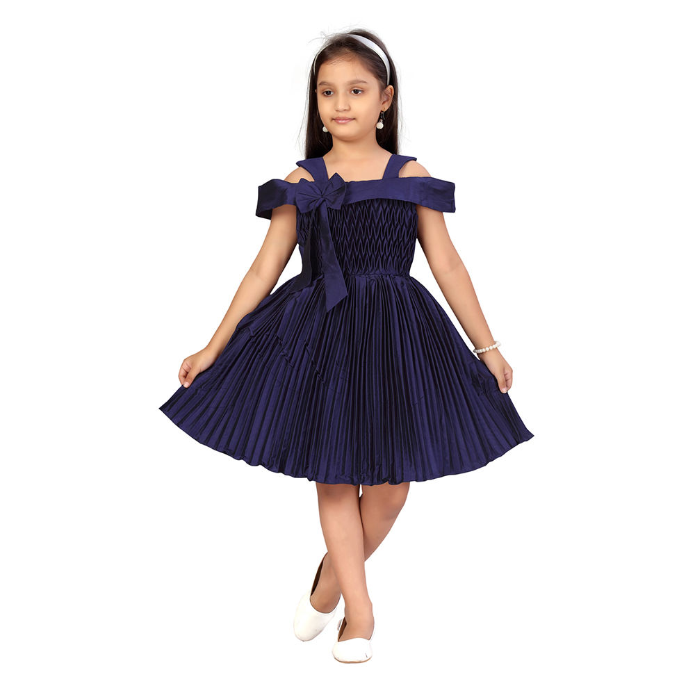 

features material 100 silk the actual product may differ slightly