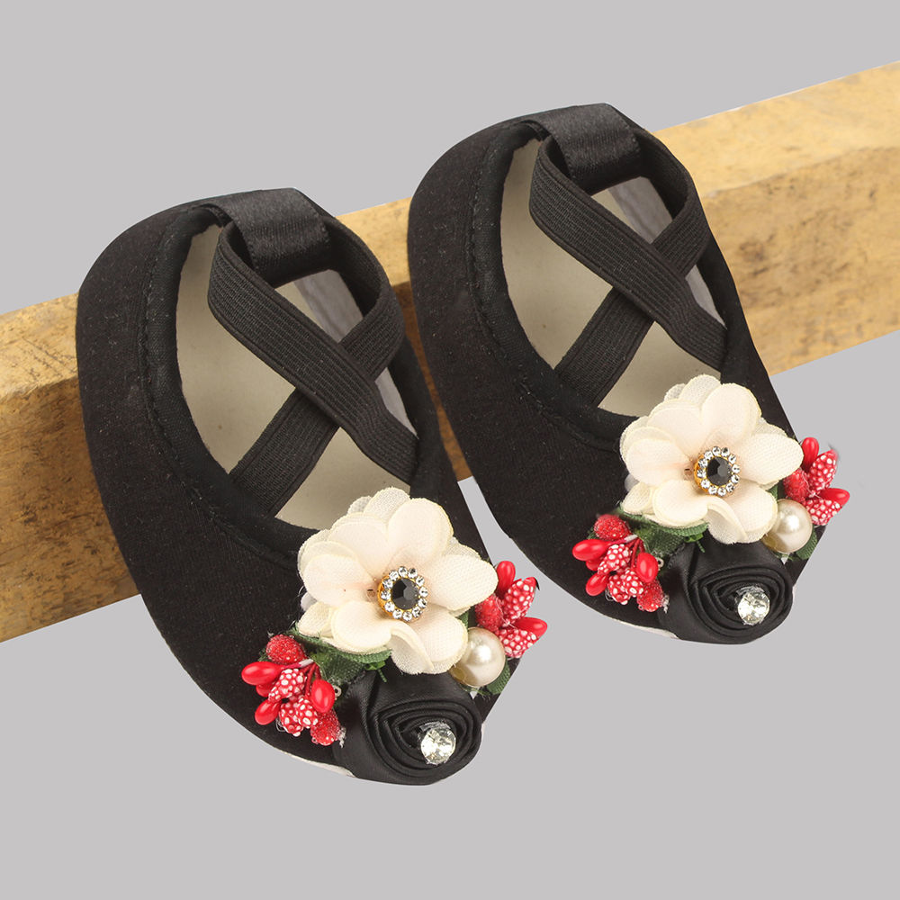 

features materail cotton sole material 100 fabric the actual product