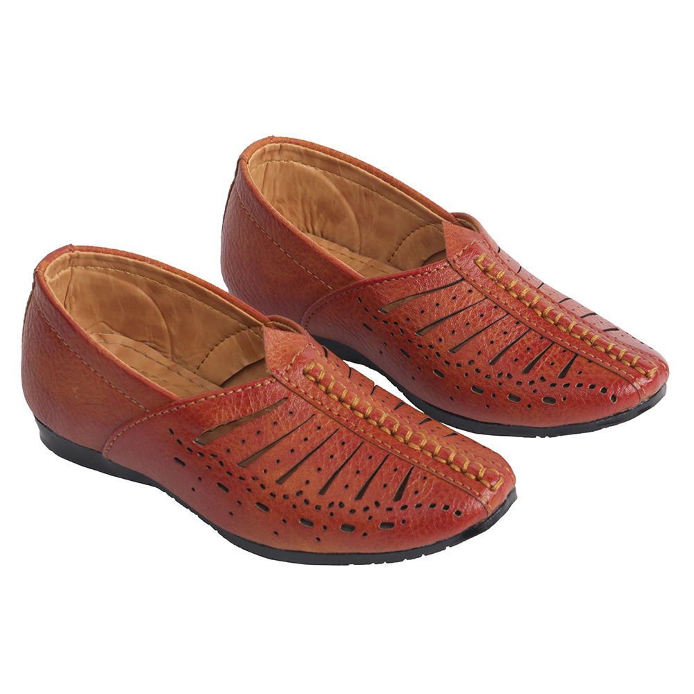 

features upper material synthetic sole material tpr the actual product