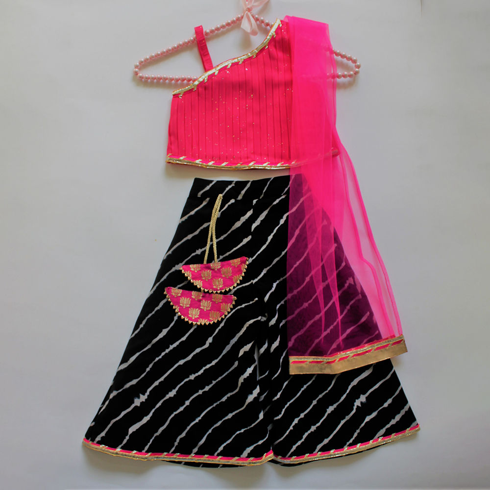 

features material georgette the actual product may differ slightly in