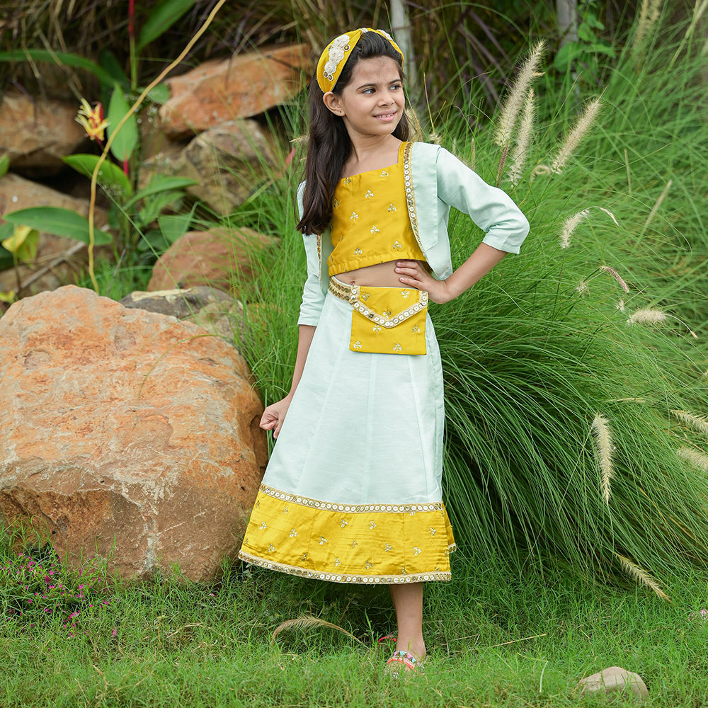 

features material silk the actual product may differ slightly in