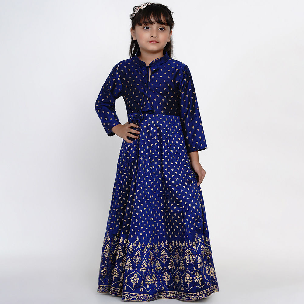 

features material silk blend the actual product may differ slightly