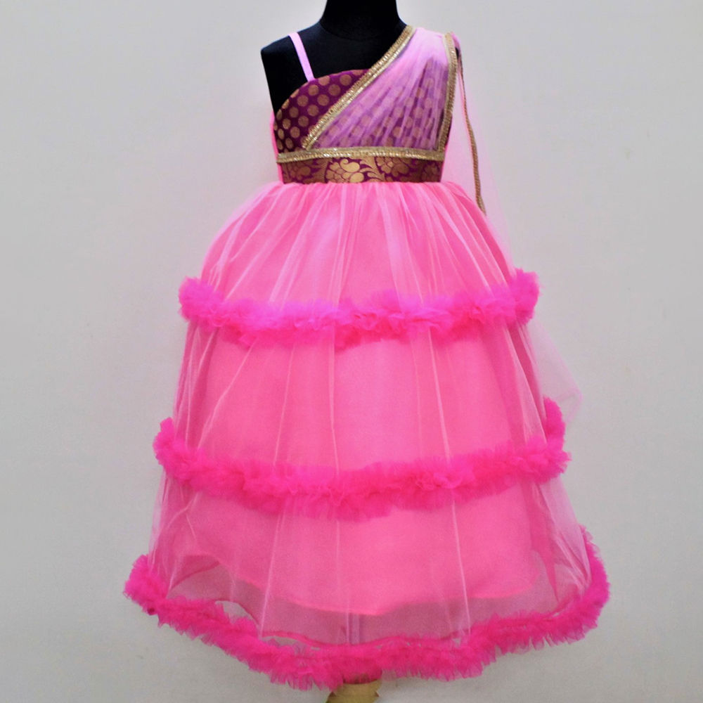 

features material brocade net crepe the actual product may differ