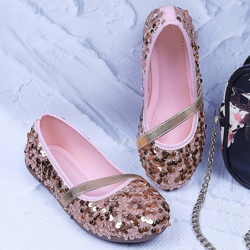 

features upper material 95 tpr and 5 rubber sole material