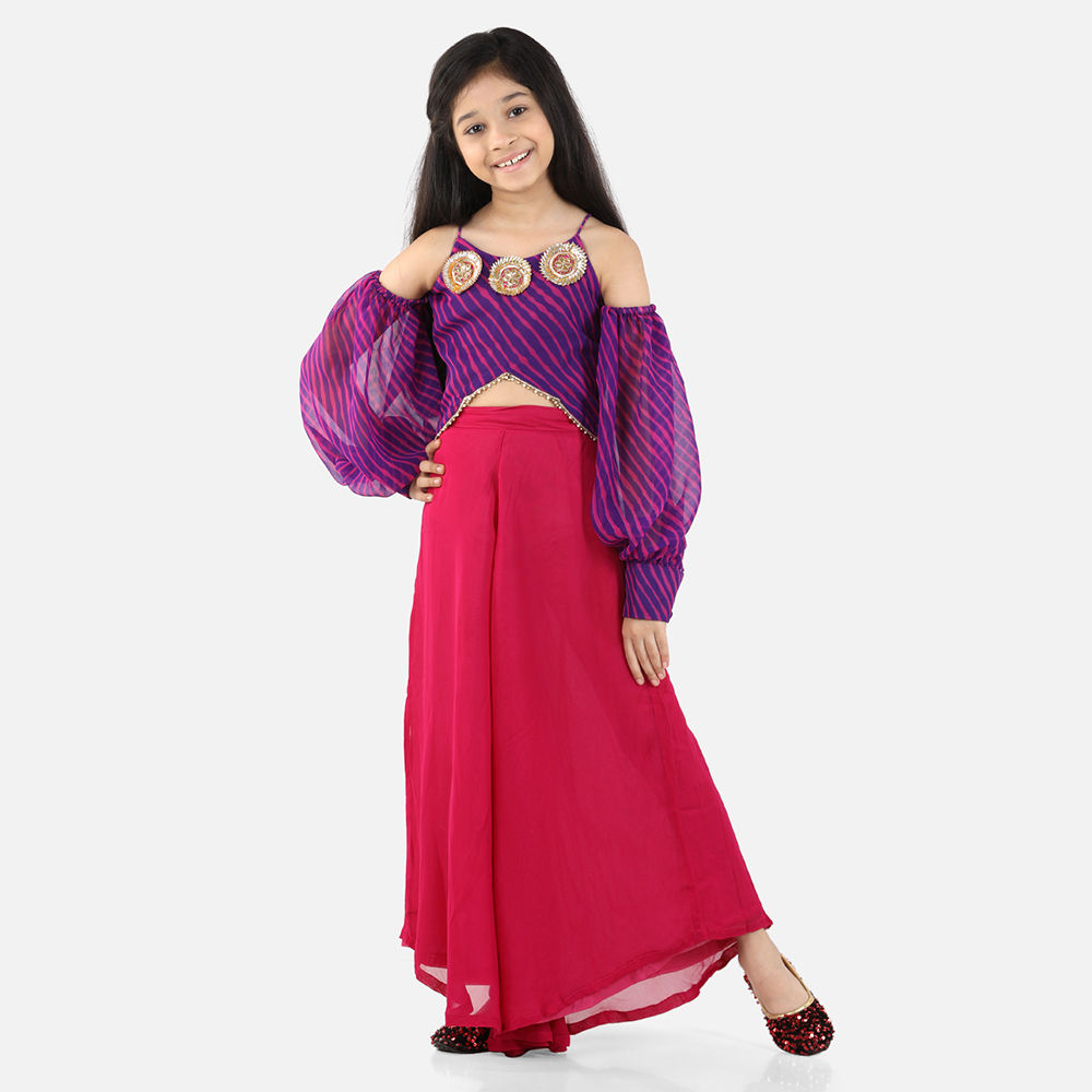 

features material georgette the actual product may differ slightly in
