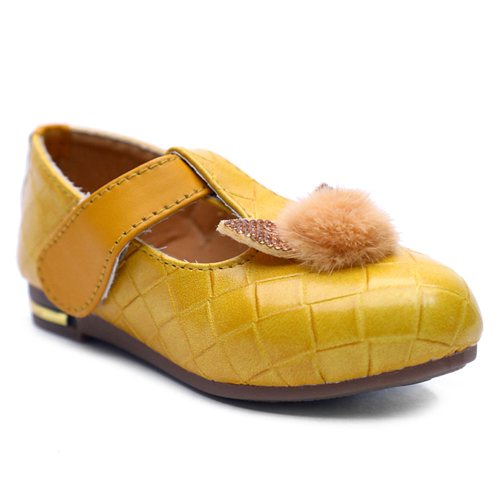 

features upper material 80 fabric and 20 pu sole material