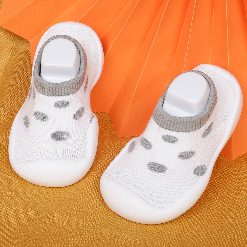 

features upper material 100 fabric sole material 100 rubber the