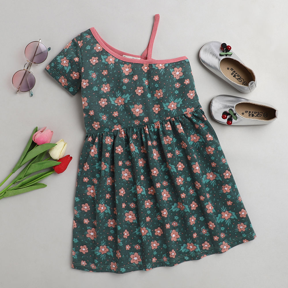 

features material 100 polyester the actual product may differ slightly