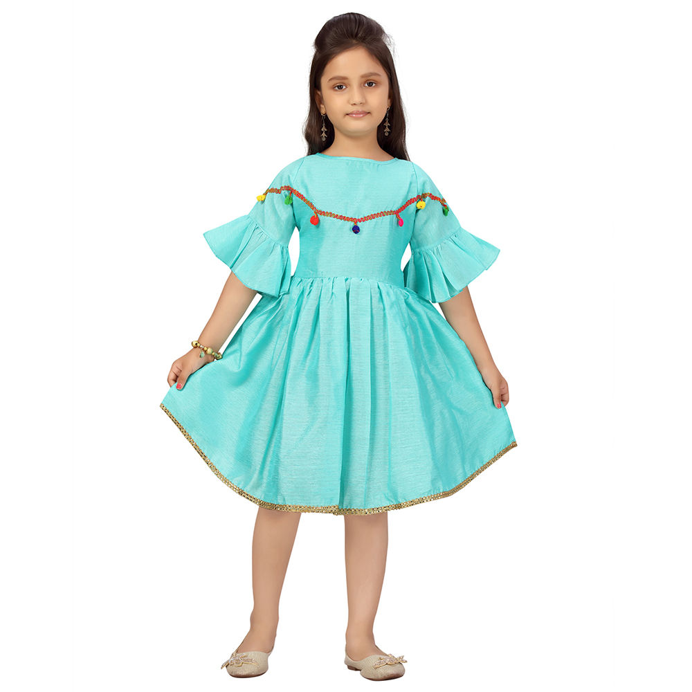 

features material silk the actual product may differ slightly in