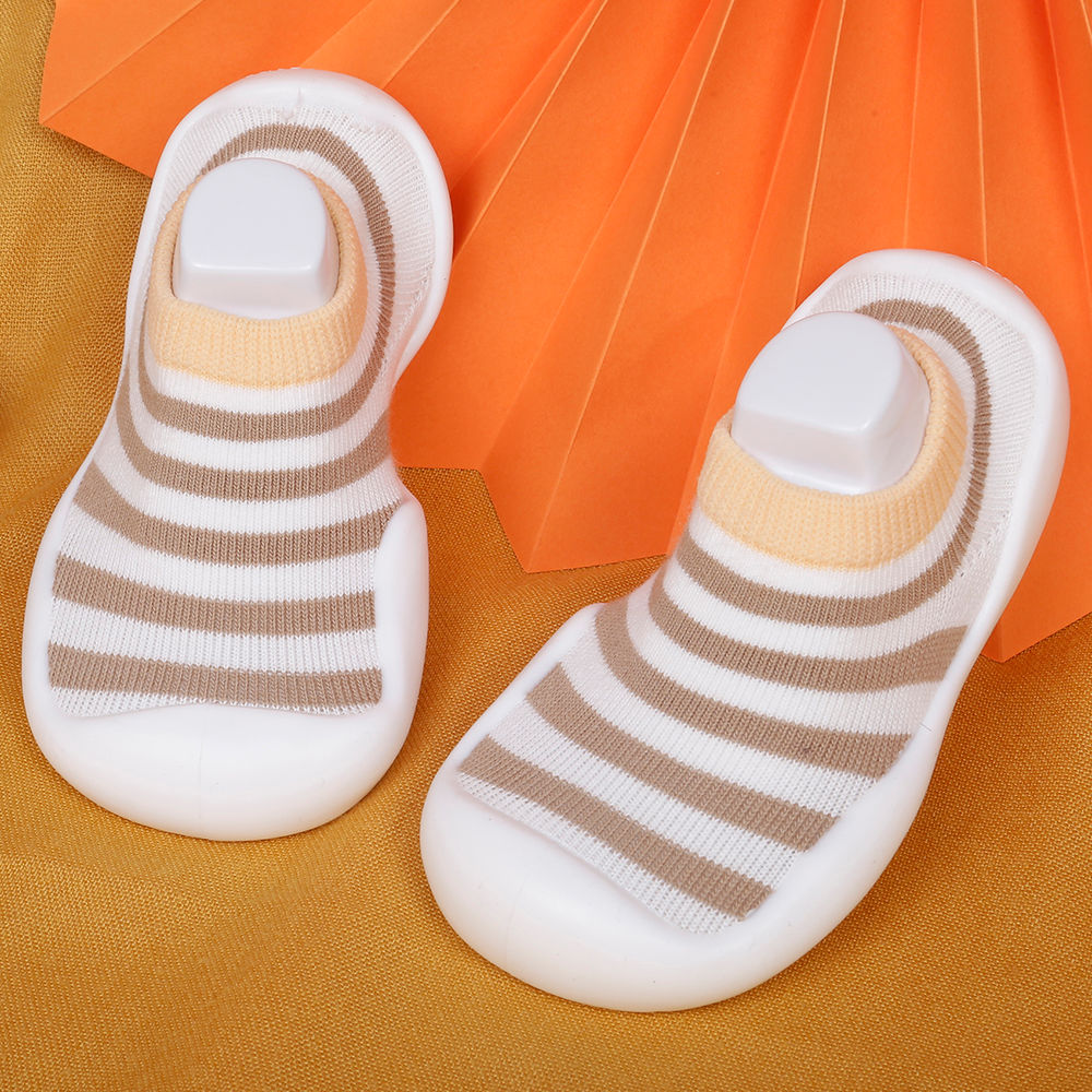 

features upper material 100 fabric sole material 100 rubber the