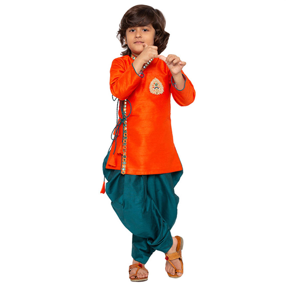 

features material silk blend the actual product may differ slightly