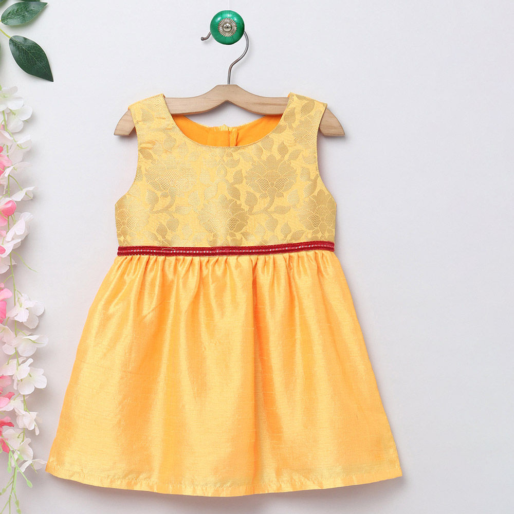 

features material silk the actual product may differ slightly in