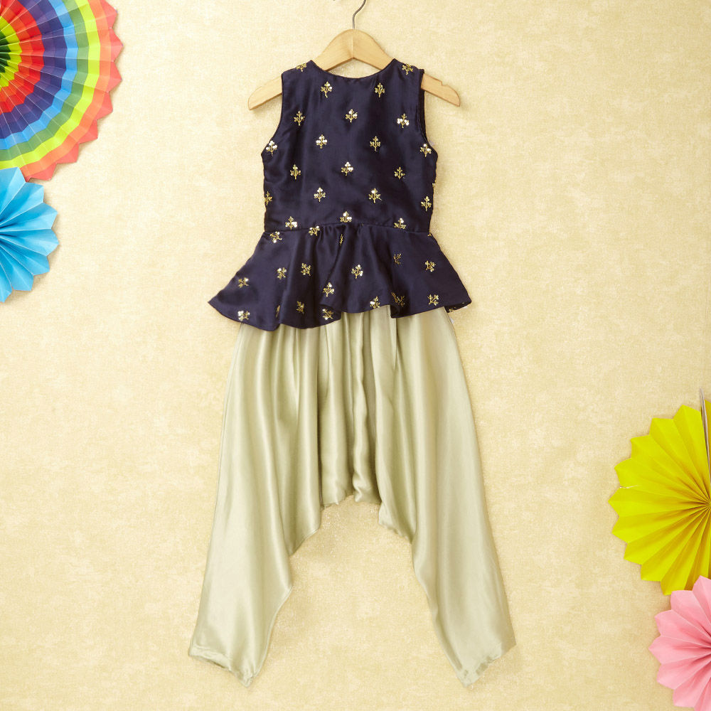 

features material satin silk the actual product may differ slightly