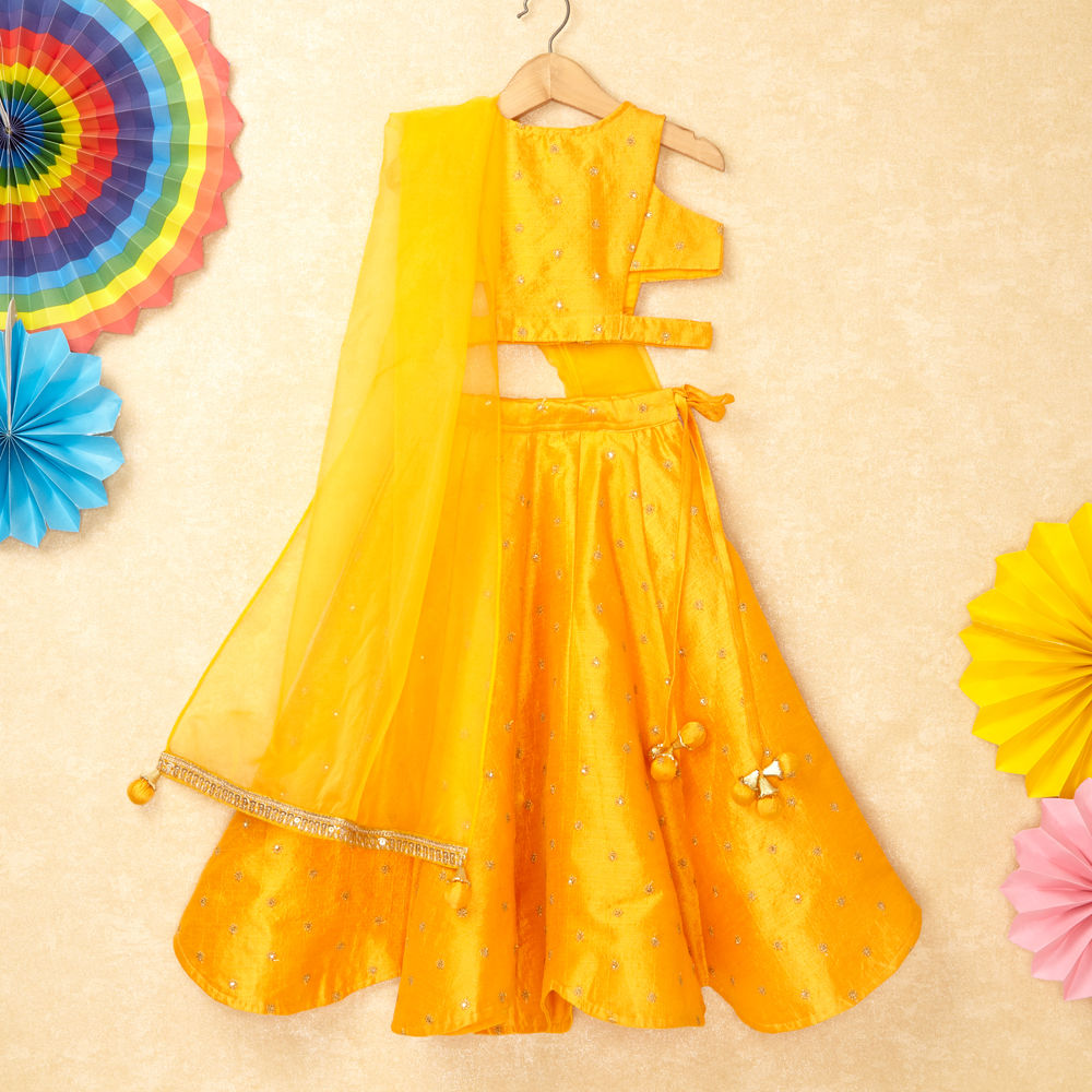 

features material silk the actual product may differ slightly in