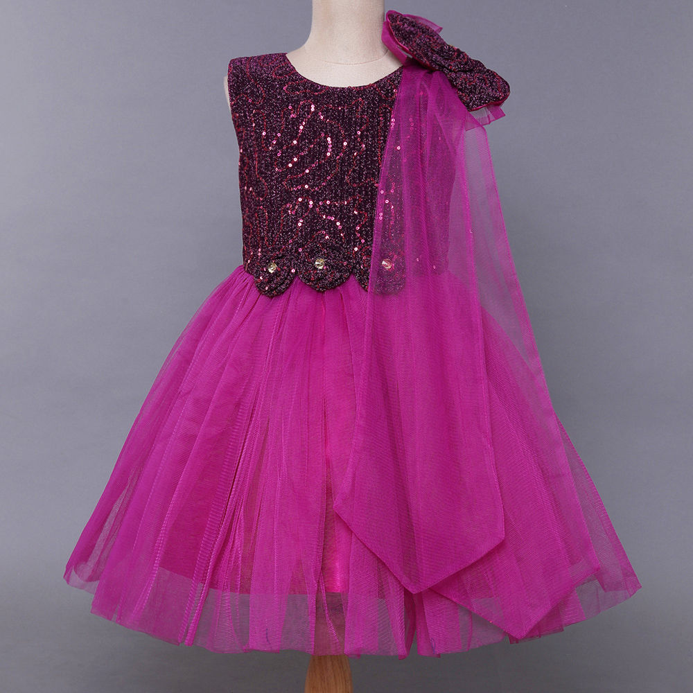 

features material 100 polyester the actual product may differ slightly