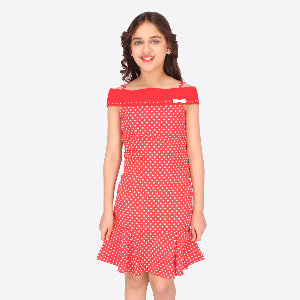 

features material 100 georgette the actual product may differ slightly