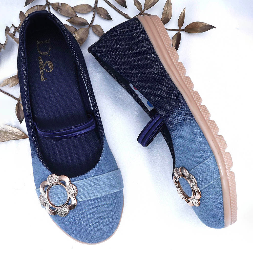 

features upper material denim sole material synthetic leather the actual