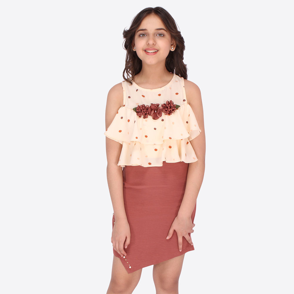 

features material 100 georgette the actual product may differ slightly