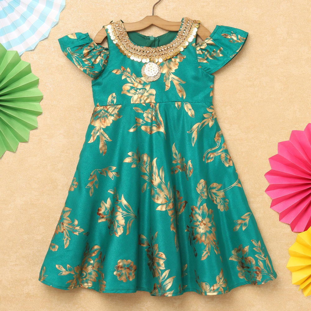 

features material 100 polyester the actual product may differ slightly