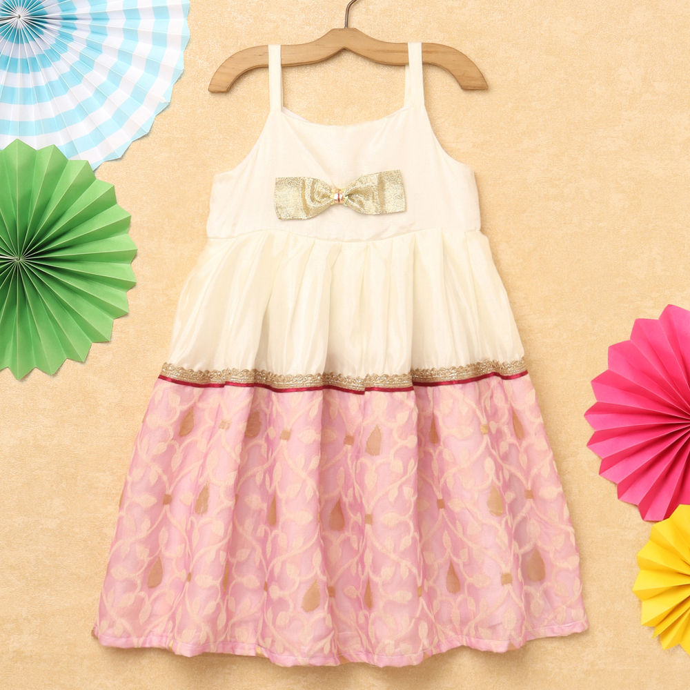 

features material 100 polyester the actual product may differ slightly