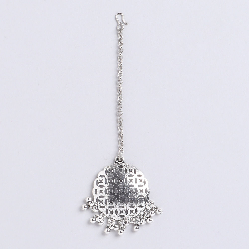 

party wear accessory includes a high quality maang tikka color