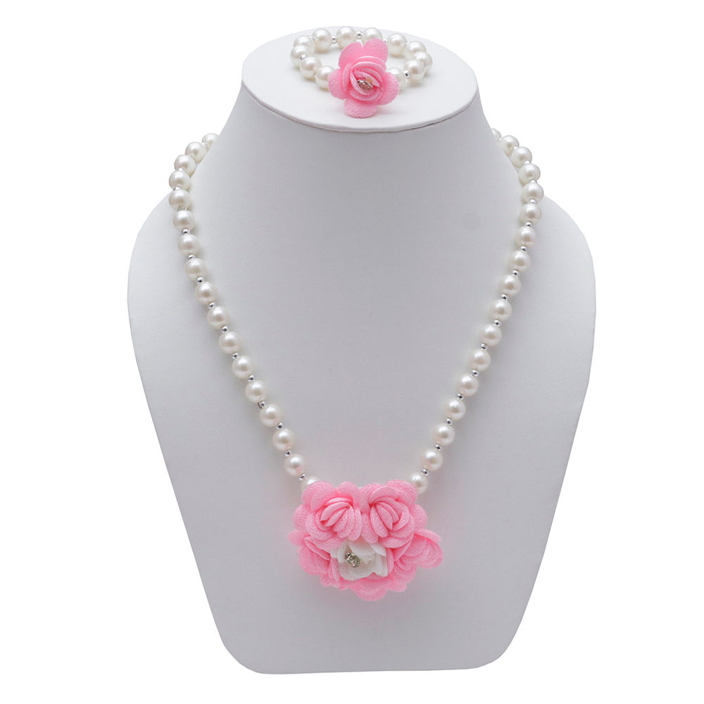 

dress your little girl in this lovely accessories and make