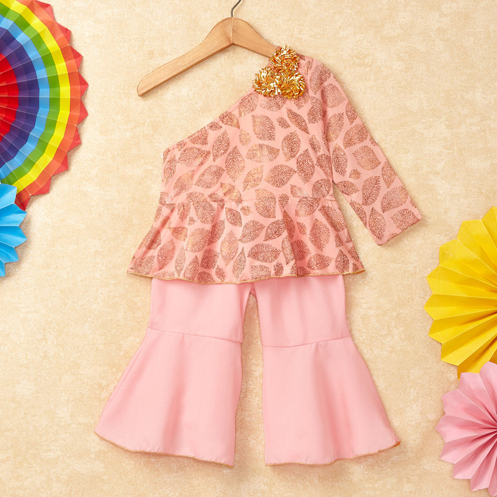 

features material 70 polyester 30 viscose the actual product may