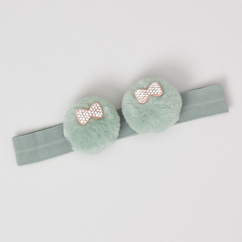 

these are simple yet fashionable beautiful hair accessories which are